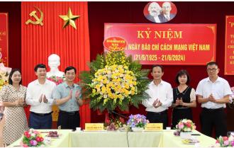 Trưởng Ban Tuyên giáo Tỉnh uỷ Nguyễn Minh Tuấn chúc mừng các cơ quan báo chí nhân Ngày Báo chí cách mạng Việt Nam