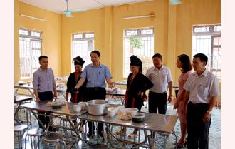Báo Yên Bái bàn giao công trình nhà bếp ăn cho Trường Tiểu học và THCS Phong Dụ Hạ nhân khai giảng năm học mới