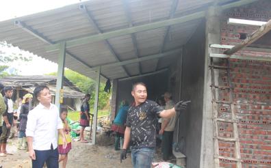 Poor households in Cao Pha commune, Mu Cang Chai district, are regularly supported, encouraged, and assisted by local authorities during the housing construction process.