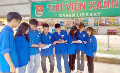 Students of Cam An High School, Yen Binh District, explore additional knowledge at the school's green library.