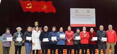 The Yen Bai Provincial Red Cross Society delivers financial assistance from the Project to a household in Nguyen Thai Hoc Ward, Yen Bai City.