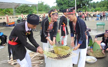 Each year, the New Rice Festival at Dong Cuong Temple is held with numerous cultural activities, drawing large crowds of visitors.