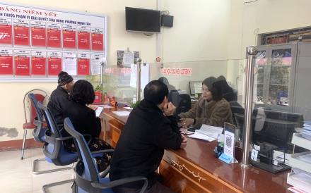 Civil servants of Minh Tan ward, Yen Bai city guide people to declare administrative procedures through electronic devices. 