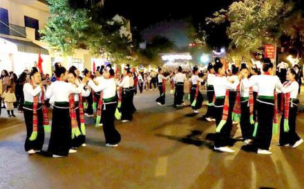 The vibrant ethnic cultural performances at Nghia Lo’s Walking Street have drawn significant attention from both locals and tourists, further cementing the town's reputation as a must-visit cultural destination.