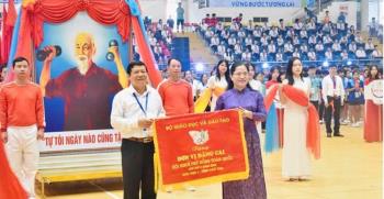 Thứ trưởng Nguyễn Thị Kim Chi trao cờ lưu niệm cho đơn vị đăng cai Hội khỏe Phù Đổng khu vực I.