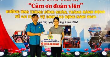 Đồng chí Nguyễn Chương Phát – Chủ tịch LĐLĐ tỉnh trao kinh phí hỗ trợ 40 triệu đồng làm “Nhà mái ấm công đoàn” cho đoàn viên có hoàn cảnh khó khăn.