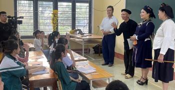 Nghệ nhân ưu tú Hoàng Quang Nhạn và nghệ nhân Mai Thị Hồng Chắn hướng dẫn các thành viên Câu lạc bộ Khắp Cọoi Trường Tiểu học và Trung hoc cơ sở xã Mường Lai cách hát Khắp