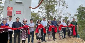 Đồng chí Trần Huy Tuấn - Chủ tịch UBND tỉnh Yên Bái tham gia cắt băng khánh thành Trạm phát sóng YBI0574 tại xã Chế Tạo, huyện Mù Cang Chải.