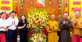 Phó Chủ tịch UBND tỉnh Vũ Thị Hiền Hạnh tặng  hoa chức mừng tổ chức, chức sắc, chức việc, nhà tu hành Trung ương Giáo hội Phật giáo Việt Nam
