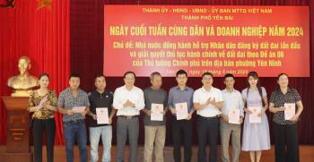 Lãnh đạo thành phố trao giấy chứng nhận quyền sử dụng đất mới cho 8 hộ gia đình của phường Yên Ninh.