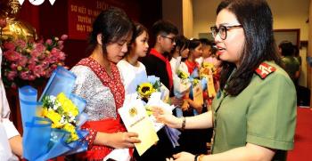 Đại tá Lê Thị Thanh Hằng tặng quà các cháu thiếu nhi được Hội phụ nữ Công an tỉnh Yên Bái nhận đỡ đầu.