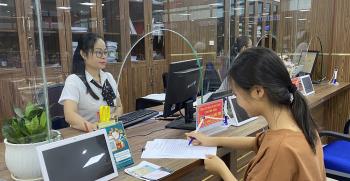 Cán bộ Sở GD&ĐT hướng dẫn người dân thực hiện các thủ tục xin cấp lại bằng tốt nghiệp THPT tại Trung tâm Hành chính công tỉnh.
