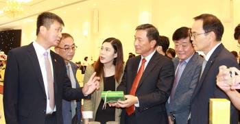 Đồng chí Trần Huy Tuấn - Chủ tịch UBND tỉnh giới thiệu về các sản phẩm OCOP từ quế với các doanh nghiệp Hàn Quốc.