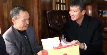 Chủ tịch UBND tỉnh Trần Huy Tuấn thăm, tặng quà Tết ông Lò Văn Kè, thương binh ở thôn Hát 2, xã Hát Lừu, huyện Trạm Tấu.
