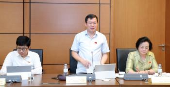 Phó trưởng đoàn Đại biểu Quốc hội khóa XV tỉnh Yên Bái Nguyễn Quốc Luận phát biểu thảo luận ở tổ sáng 23/5.