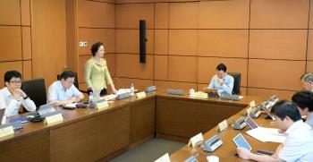 Bộ trưởng Bộ Nội vụ Phạm Thị Thanh Trà - đại biểu Quốc hội tỉnh Yên Bái  phát biểu thảo luận tại tổ.