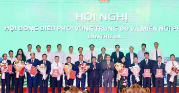Phó Thủ tướng Chính phủ Trần Lưu Quang trao Quyết định phê duyệt quy hoạch vùng cho lãnh đạo các địa phương.
