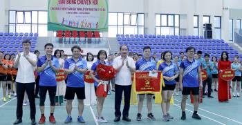Đồng chí Tạ Văn Long - Phó Bí thư Thường trực Tỉnh ủy, Chủ tịch HĐND tỉnh trao giải Nhất cho đội bóng chuyền hơi Ban Tổ chức Tỉnh ủy.