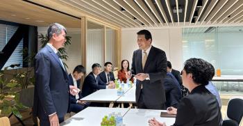 Chủ tịch UBND tỉnh Trần Huy Tuấn trao đổi thông tin về tỉnh Yên Bái với Tập đoàn Nippon Zoki.