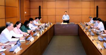 Bí thư Tỉnh ủy Đỗ Đức Duy - Trưởng đoàn Đại biểu Quốc hội tỉnh Yên Bái phát biểu trong phiên thảo luận ở tổ sáng 23/5.
