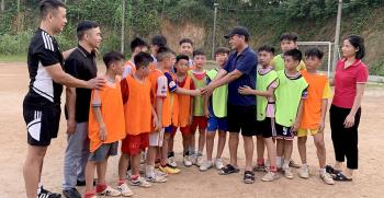 Ông Đào Xuân Thiêm thăm hỏi, động viên các vận động viên Đội tuyển bóng đá nhi đồng tỉnh Yên Bái khi tới tập luyện trên sân thể thao của gia đình.