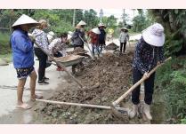 Hội viên phụ nữ xã Bảo Hưng tham gia tu sửa đường giao thông nông thôn.