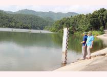 Lãnh đạo Chi cục Thủy lợi Yên Bái kiểm tra các điều kiện an toàn đập thủy lợi tại huyện Trấn Yên.