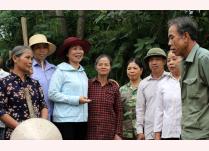 Lãnh đạo Hội Nông dân huyện Trấn Yên tuyên truyền phổ biến, tư vấn pháp luật cho nông dân tại cơ sở.