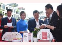 Lãnh đạo huyện Lục Yên tham quan các gian hàng tại Hội chợ.