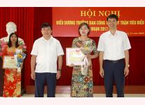 Chị Đỗ Thị Năm - Chi bộ kiêm Trưởng Ban Công tác Mặt trận thôn Phú Sơn, xã Yên Phú, huyện Văn Yên được tặng bằng khen của Ủy ban Mặt trận Tổ quốc tỉnh vì có thành tích xuất sắc trong công tác mặt trận giai đoạn 2017 - 2022.