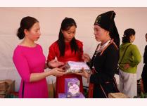 Chị Mai Thị Thông (bên phải) giới thiệu sản phẩm thuốc nam của người Dao với khách hàng.