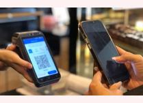 Người tiêu dùng đã quen dần với phương thức thanh toán tiền hàng qua app điện thoại mà không dùng đến tiền mặt.