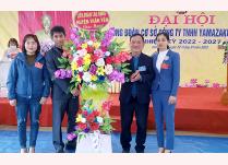 Lãnh đạo Liên đoàn Lao động huyện Trấn Yên tặng hoa chúc mừng Đại hội thành lập Công đoàn cơ sở Công ty TNHH YAMAZAKI Việt Nam tại xã Hưng Khánh.