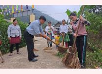 Ông Trần Văn Hùng tham gia vệ sinh môi trường cùng với người dân