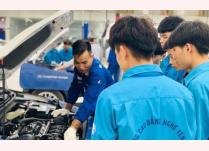 Sinh viên Trường Cao đẳng Nghề Yên Bái thực hành sửa ô tô tại doanh nghiệp.