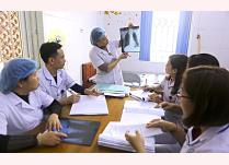 Bác sĩ Trần Thị Thu Hà chia sẻ kinh nghiệm trong công tác cấp cứu, điều trị ca bệnh nặng cho các y, bác sĩ tại khoa.