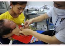 Trẻ mắc bệnh nhẹ (ho, sổ mũi, tiêu chảy mức độ nhẹ... và không sốt), bú tốt, ăn tốt không thuộc nhóm trì hoãn tiêm vaccine (Ảnh minh họa)