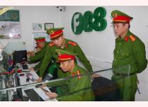 Lực lượng công an kiểm tra hành chính chi nhánh của Công ty cổ phần kinh doanh F88 tại phường Lương Khánh Thiện (TP Phủ Lý) - Ảnh: Công an tỉnh Hà Nam.

