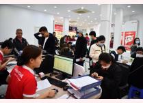 Khách hàng đến chuẩn hóa thông tin thuê bao tại điểm giao dịch của Viettel ở Hà Nội.