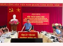 Đồng chí Nguyễn Tiến Hưng - Hiệu trưởng Trường Chính trị tỉnh Yên Bái phát biểu tại Hội thảo.