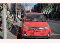 Nhiều mẫu xe điện mini xuất hiện trên đường phố ở Trung Quốc (Ảnh: Rest of World)