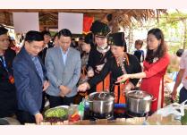 Lãnh đạo huyện Văn Yên tham quan các đội thi chế biến món ăn
