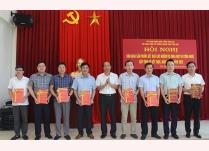 Đồng chí Vũ Xuân Hợi – Giám đốc Sở KH&CN bàn giao nhiệm vụ KH&CN đã kết thúc cho các sở, ngành, địa phương, đơn vị liên quan.