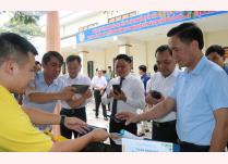 Các đồng chí lãnh đạo huyện Trấn Yên tham quan các gian hàng giới thiệu chuyển đổi số.
