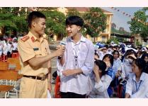 Lực lượng cảnh sát giao thông huyện Yên Bình tuyên truyền ngoại khóa an toàn giao thông tại Trường THPT Cảm Ân.