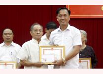 Ông Trần Quyết Tiến (bên trái) nhận giấy khen của UBND huyện Trấn Yên tại Hội nghị biểu dương người cao tuổi tiêu biểu làm kinh tế giỏi giai đoạn 2018 - 2023.