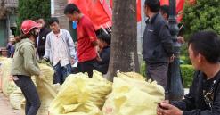 Nông dân bản Háng Gàng, xã Lao Chải đưa táo mèo ra bán tại thị trấn Mù Cang Chải.