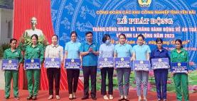 Ông Nguyễn Chương Phát - Chủ tịch Liên đoàn trao hỗ trợ vay vốn cho nữ công nhân lao động có hoàn cảnh khó khăn, tại Lễ phát động Tháng Công nhân và an toàn vệ sinh lao động năm 2023.