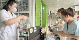 Khách hàng thanh toán bằng QR Code tại Nhà thuốc Bảo Lâm, thành phố Yên Bái.
