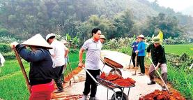 Cán bộ huyện Yên Bình (tỉnh Yên Bái) tham gia tu sửa đường giao thông nông thôn trong hoạt động 